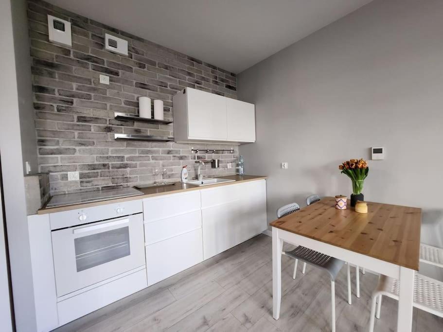 Apartstars - Powstancow #32 With Terrace Rzeszów Εξωτερικό φωτογραφία